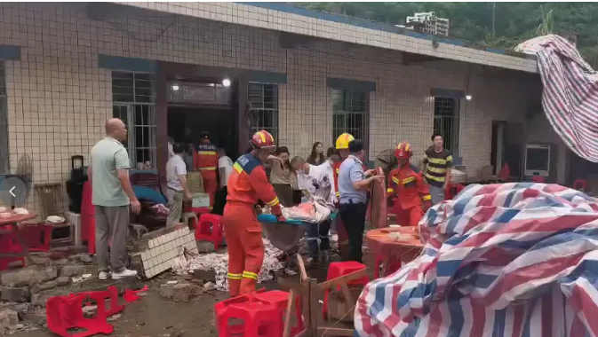 四川一升学宴女儿墙垮塌致5死17伤，村民回应：主家是低保户，经济条件一般，办宴是为庆祝孩子考上大学